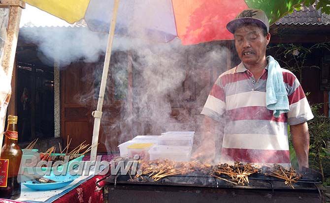pasar-kampoeng-osing-kemiren-sajikan-pecel-pitik-hingga-sego-cawuk