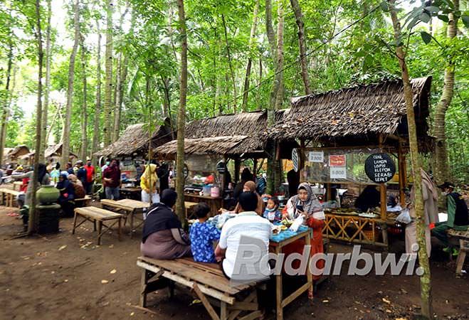 pasar-wit-witan-alasmalang-memanjakan-lidah-di-bawah-pepohonan