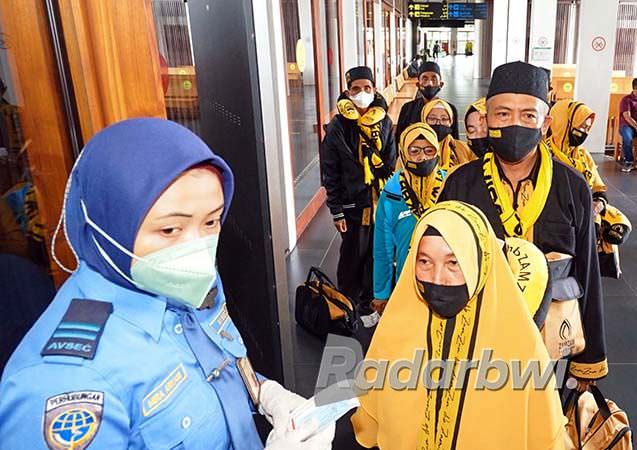 pasca-pencabutan-prokes-covid-19-jamaah-umrah-mulai-berangkat