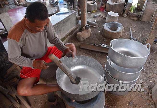 produksi-panci-aluminium-masih-bertahan-dengan-proses-ketok-palu