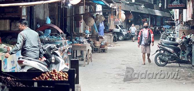 ramadan-sepekan-lagi-pasar-genteng-masih-sepi