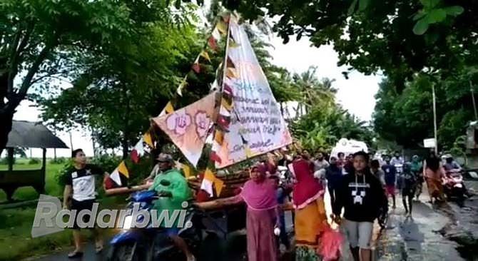 rayakan-isra-mikraj-warga-semiring-larung-sesaji-ke-laut