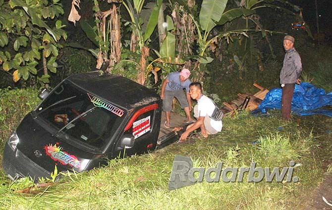 senggol-motor-kabur-pikap-masuk-selokan