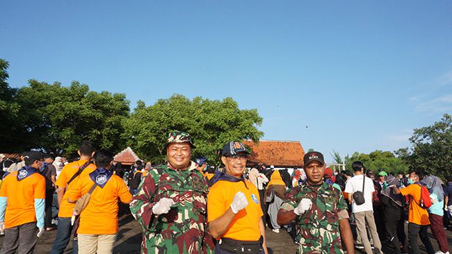 sikia-unair-bersih-bersih-pulau-santen