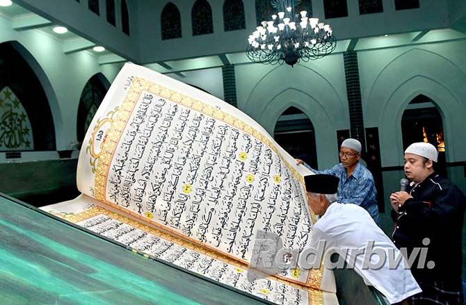 ada-hadrah-dan-tadarus-alquran-raksasa-di-masjid-baiturrahman