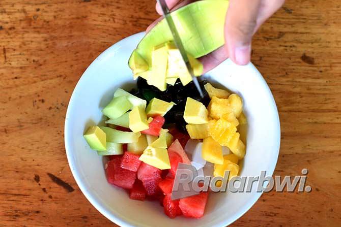 Es campur terdiri dari beragam buah-buahan segar.