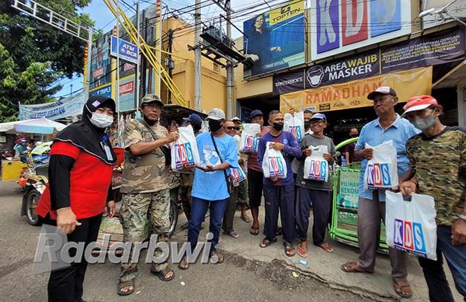 gandeng-kds-situbondo-aziz-akbar-bagikan-ribuan-paket-sembako
