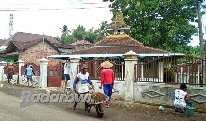 hari-pertama-ramadan-warga-setail-genteng-gotong-royong-cat-musala