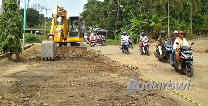 jalan-rusak-parah-di-tegalarum-akhirnya-diperbaiki