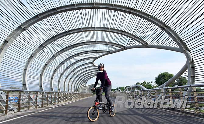 jembatan-spiral-marina-boom-dianggap-helix-bridge-nya-banyuwangi