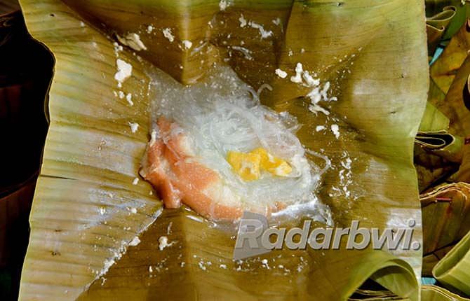kopyor-roti-selalu-pakai-bungkus-daun-pisang