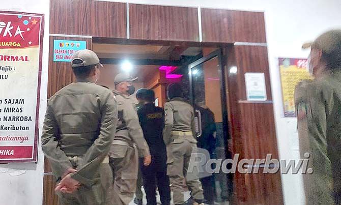 langgar-se-mui-tempat-karaoke-ashika-kena-semprit