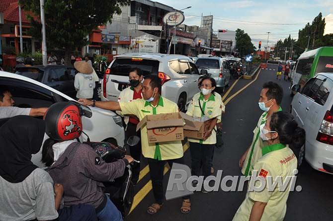 pemuda-katolik-situbondo-bagi-bagi-takjil