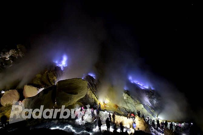pendakian-dibuka-lebih-awal-wisatawan-bisa-saksikan-blue-fire-ijen