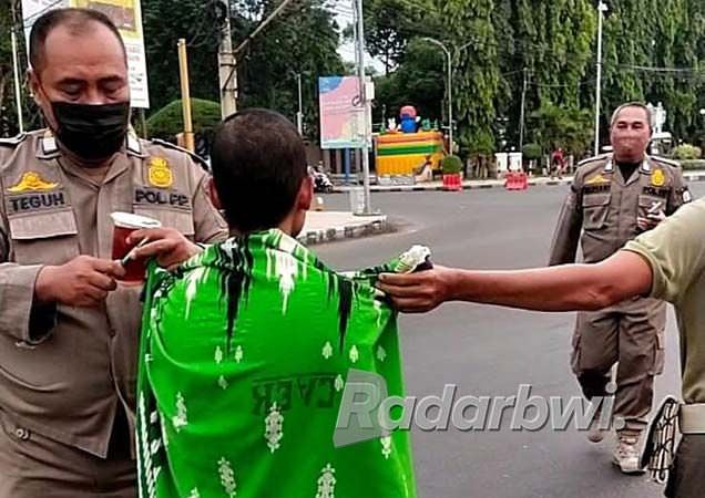 perempuan-odgj-telanjang-di-simpang-empat