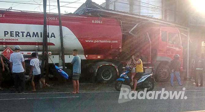 rumah-ketua-golkar-diseruduk-truk-bbm-pertamina