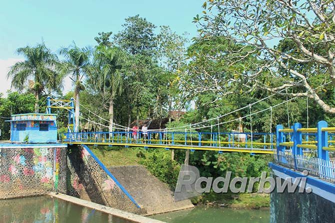 sasak-gantung-setail-jadi-tempat-favorit-ngabuburit-warga-genteng