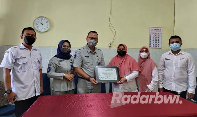 terima-penghargaan-sebagai-rumah-sakit-terbaik-melayani-pasien-laka