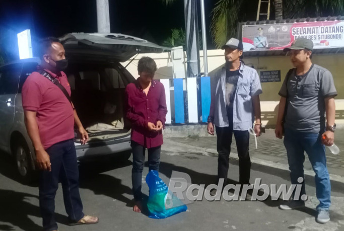 MELIHAT BARANG BUKTI: MR, 17, warga Kabupaten Probolinggo diamankan Tim Opsnal wilayah timur Polres Situbondo, Senin malam(19/5). (Humaidi/Radar Situbondo)
