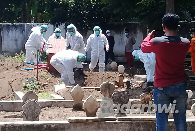 BERHARAP SEGERA MENERIMA UPAH: Sejumlah petugas melakukan pemakaman dengan menggunakan alat pelengkap diri, beberapa bulan yang lalu. (Dok.RadarBanyuwangi.id)