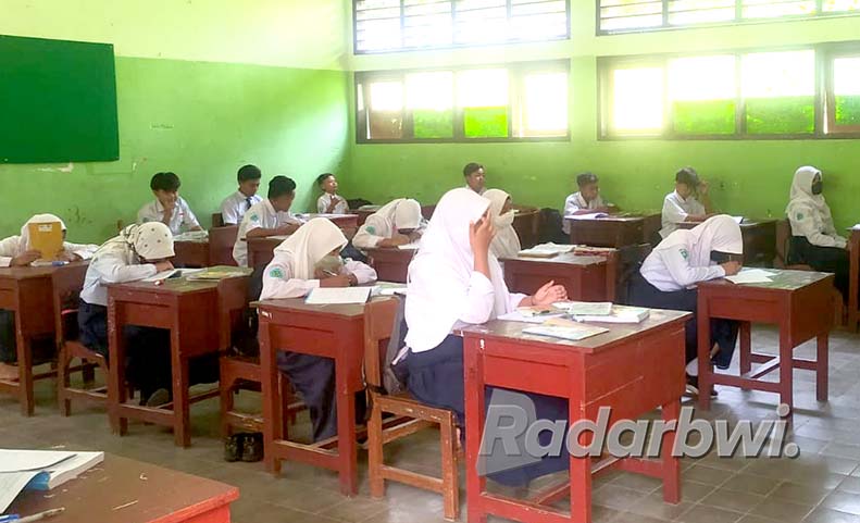 BERJARAK : Peserta didik di jenjang SMP mengikuti pembelajaran tatap muka di kelas, Selasa (17/5). (Iwan Feriyanto/RadarBanyuwangi.id)