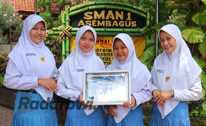Siswa SMAN 1 Asembagus menunjukkan piagam penghargaan. (Marjono/Radar Situbondo)