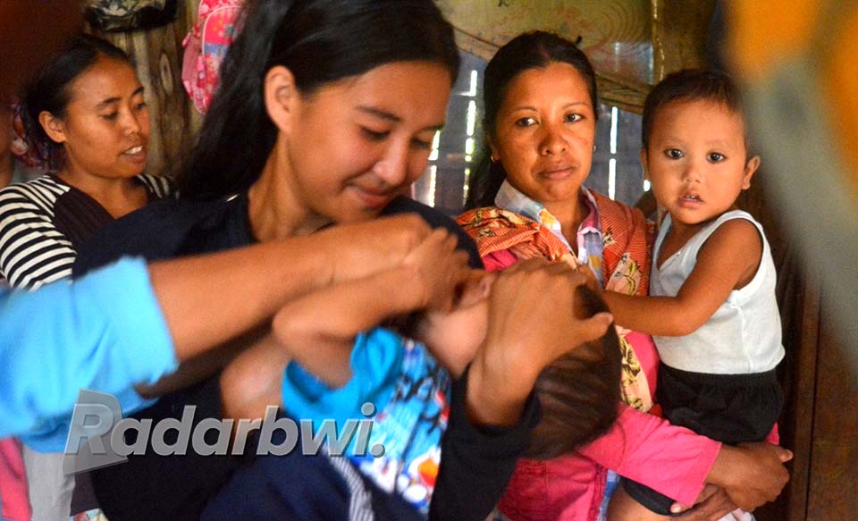 TEKAN ANGKA STUNTING: Petugas kesehatan memberikan pelayanan imunisasi gratis kepada warga yang berada di pelosok Desa Arjasa, belum lama ini. (Iwan Feriyanto/RadarBanyuwangi.id)