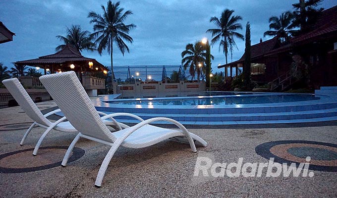 UNTUK BERSANTAI: Kursi yang dilengkapi dengan payung biasanya dipasang di tepi kolam atau di tepi pantai. (Ramada Kusuma/Radar Banyuwangi)