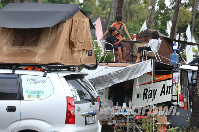 JELAJAH BANYUWANGI: Banyuwangi Campers diikuti peserta dari berbagai kota di Indonesia. Tidak kurang dari 500 orang dengan 130 campervan ikut ambil bagian pada event tersebut. (Dini Rahmawati for Radar Banyuwangi)