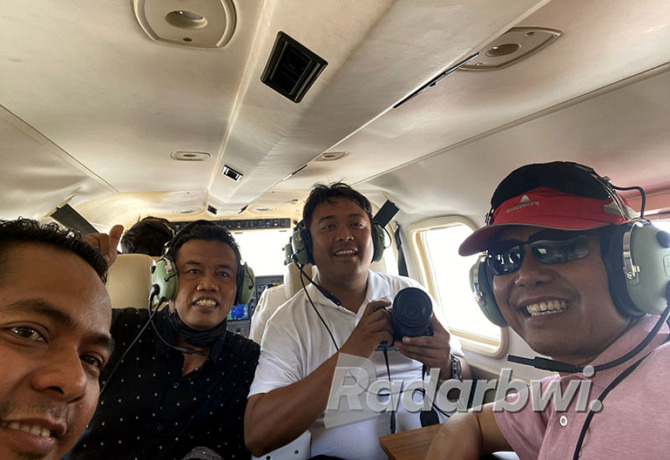 HARUS TAAT ATURAN: (dari kanan) Direktur JP-RaBa Samsudin Adlawi, fotografer Ramada Kusuma, Pemred Syaifuddin Mahmud, dan tim digital Radar Banyuwangi TV Gerda Sukarno. (Ramada Kusuma/Radar Banyuwangi)
