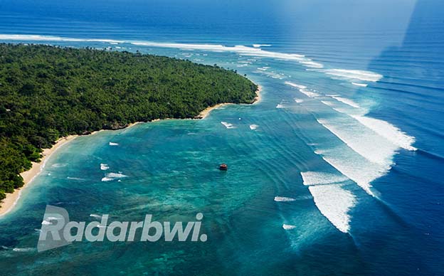 TERBAIK KEDUA DI DUNIA: Keindahan ombak G-Land dijepret dari ketinggian 250 meter kemarin (19/5). Di lokasi ini akan berlangsung event selancar dunia atau World Surf League (WSL) pada 28 Mei hingga 6 Juni mendatang. (Ramada Kusuma/RadarBanyuwangi.id)
