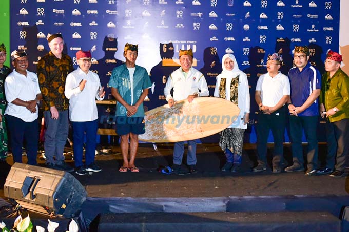 BUKA WSL: Menpora Zainudin Amali menyerahkan papan surfing kepada Rio Waida, peselancar nasional yang baru saja menjuarai Sydney Surf Pro 2022 di Manly Beach, Australia. Penyerahan disaksikan Bupati Ipuk Fiestiandani di Pantai G-Land sore kemarin (27/5).
