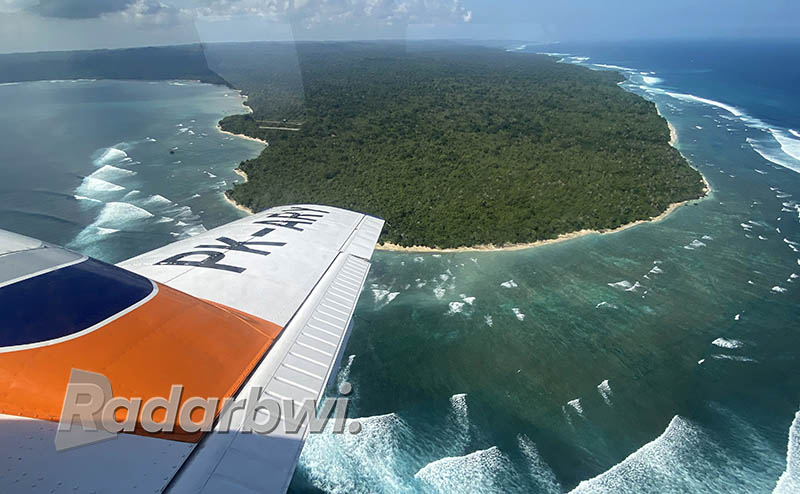 JENDELA: Sayap pesawat terekam kamera saat bermanuver di dekat G-Land, Semenanjung Sembulungan, Kecamatan Tegaldlimo, Banyuwangi. (Ramada Kusuma/Radar Banyuwangi)