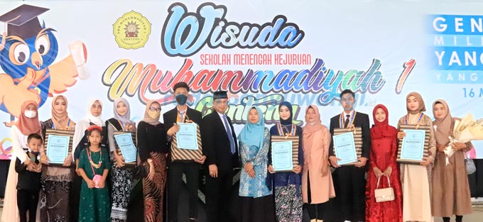 PENGHARGAAN:  Kepala SMK Muhammadiyah 1 Genteng Taslim (delapan dari kanan) bersama tujuh siswa kelas XII didampingi wali murid yang memperoleh nilai terbaik pada kopetensi keahlian, pada Senin (16/5) (Thomy Shila/RadarBanyuwangi.id)