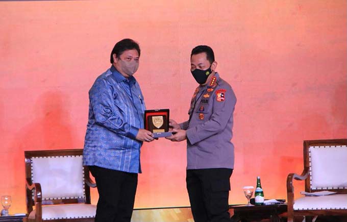 Menko Airlangga bersama Kapolri Jenderal Polisi Drs. Listyo Sigit Prabowo, M.Si pada acara Sespimti Polri Dikreg ke-31 T.A. 2022, Kamis (19/5). (Kemenko Perekonomian for RadarBanyuwangi.id)