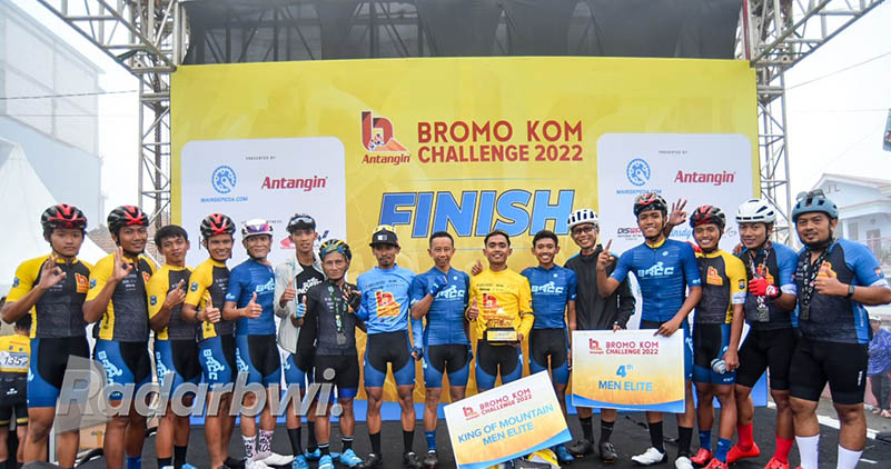 Tim BRCC Banyuwangi berfoto bersama usai menerima hadiah Bromo Kom Challange 2022, Sabtu (21/5) lalu. (DOK. BRCC for Radar Banyuwangi)