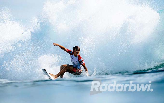 MENUNGGANG OMBAK: Rio Waida berhasil melaju ke babak 16 besar setelah mengalahkan peselancar peringkat satu dunia Felipe Toledo pada hari pertama Liga Selancar Dunia di Pantai Plengkung (G-Land), Sabtu (28/5). (WSL for Radar Banyuwangi)