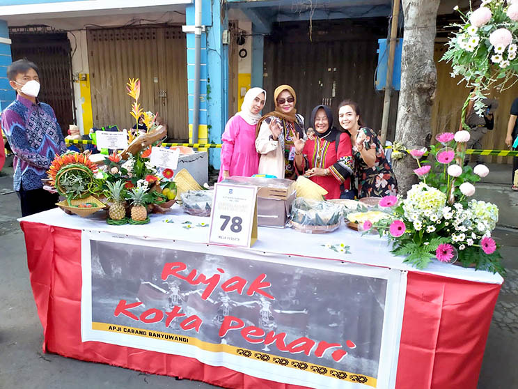 MENU LOKAL: APJI dan KKI Banyuwangi menunjukan stan rujak uleg di Festival Kuliner Surabaya. (APJI for Radar Banyuwangi)