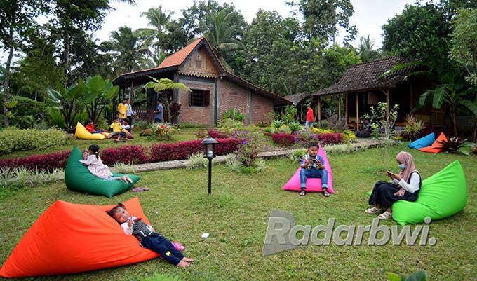 FLEKSIBEL: Tempat duduk beanbag bisa dibolak-balik dengan bentuk mengikuti lekuk penggunanya. (Ramada Kusuma/Radar Banyuwangi)