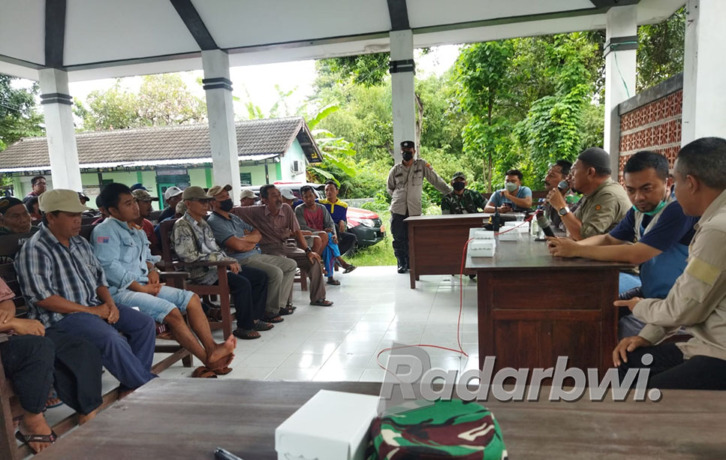 Warga dan pihak Taman Nasional Baluran melakukan mediasi untuk membuka kembali jalur masuk hutan bagi pencari kayu dan rumput untuk hewan ternak. (Humaidi/RadarBanyuwangi.id)