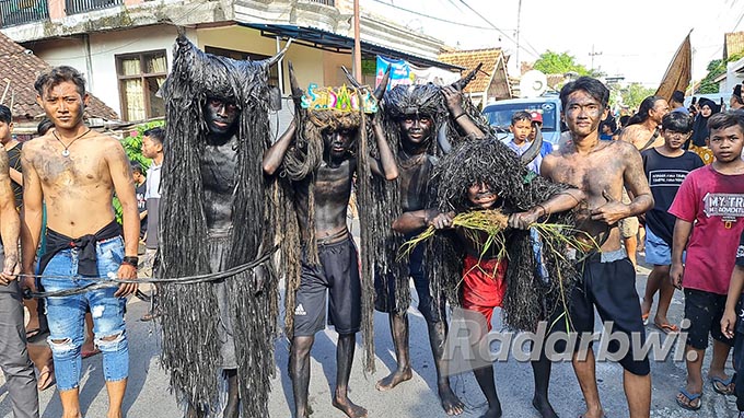 KIRAB: Sejumlah pemuda Dusun Krajan, Desa Watukebo, berdandan layaknya kerbau dan berjalan keliling kampung, Minggu (15/5).