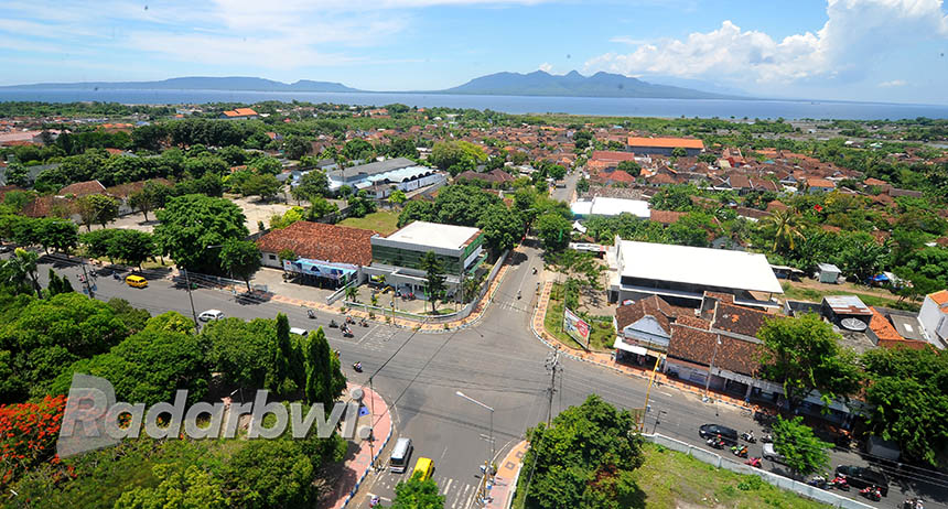 NUMPANG HELIKOPTER: Kawasan perempatan Pegadaian Banyuwangi dipotret dari udara dengan latar belakang Selat Bali. (Dok.Radar Banyuwangi)