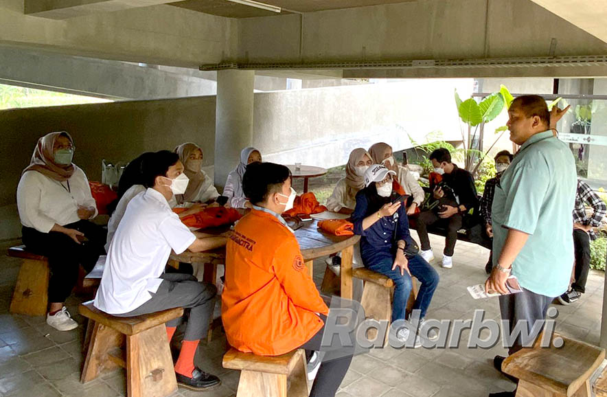 BERBAGI: Karyawan JP-RaBa Beny Siswanto, berdiskusi dengan 14 mahasiswa dari Prodi Arsitektur Universitas Muhammadiyah Surakarta mengelilingi di kantor Grha Pena Banyuwangi, Selasa (17/5). (Fredy Rizki/Radar Banyuwangi)