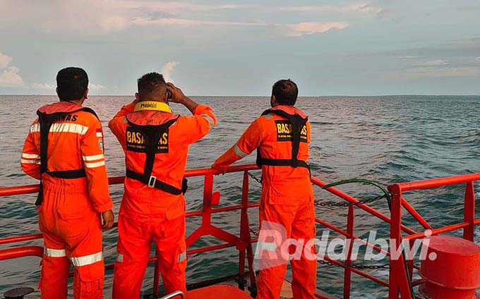PENCARIAN: Tim Basarnas berpatroli di sekitar perairan dekat Selat Madura dengan menggunakan KN Antasena, Minggu (29/5). (Basarnas for Radar Banyuwangi)
