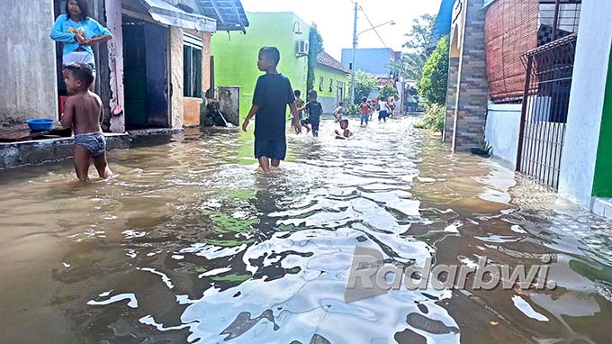 TERGENANG LAGI : Banjir rob kembali terjadi Kamis (19/5) siang di Lingkungan Kampung Ujung, Kelurahan Kepatihan. (Fredy Rizki/RadarBanyuwangi.id)