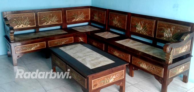 KLASIK: Kursi pojok berbahan kayu jati pernah populer di Banyuwangi beberapa tahun silam. (Dedy Jumhardiyanto/Radar Banyuwangi)