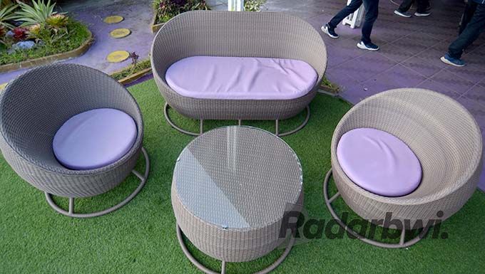 MIRIP ROTAN: Model kursi dan meja yang terbuat dari bahan plastik sintetis. (Ramada Kusuma/Radar Banyuwangi)