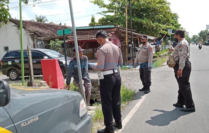 PERIKSA: Anggota Kanit Laka Polresta Banyuwangi olah TKP di jalan simpang empat Dusun Kedungrejo, Desa Sambimulyo, Kecamatan Bangorejo pada Selasa (17/5). (Polsek For RaBa)