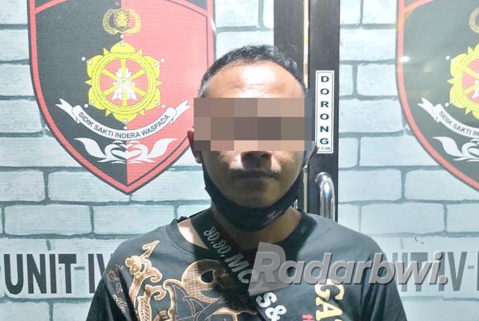 Reno Hadi Sutomo, tersangka penusukan diamankan di Mapolsek Siliragung. (Polsek Siliragung for Radar Genteng)