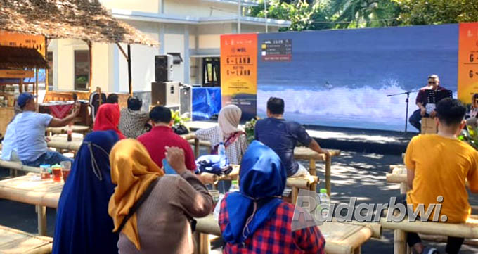 BATAS: Masyarakat menyaksikan siaran langsung WSL lewat layar lebar dari kawasan rest area Pancur, Taman Nasional Alas Purwo.  (Alfin for Radar Banyuwangi)